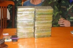 Bắt giữ đối tượng giấu hơn 1kg heroin trong cạp quần