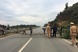 Dân dựng rào tre chắn ngang đường cao tốc Nội Bài - Lào Cai