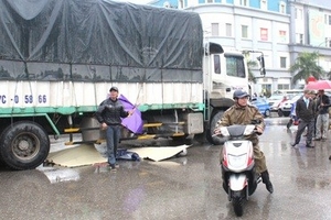 Nghệ An: Bị cuốn vào gầm xe tải, hai thiếu nữ chết thảm