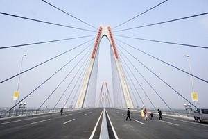 Hà Nội: Gỡ bỏ dải phân cách cứng sau 3 vụ tai nạn liên tiếp trên cầu Nhật Tân