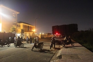 Xác người phụ nữ bán vé số nổi trên kênh Tham Lương