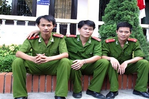 Thượng úy công an quên mình lao xuống sông cứu người