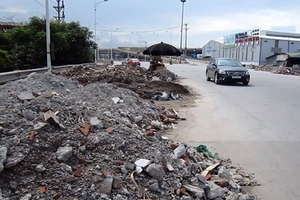 Hải Dương: “Nóng” tình trạng đổ trộm phế thải xây dựng trên các tuyến phố