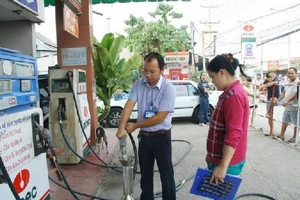Bình Dương: Kiểm tra cây xăng “móc túi” khách hàng