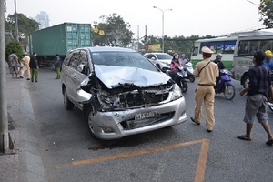 TP. HCM: Xe đầu kéo đâm nát đầu ô tô 7 chỗ
