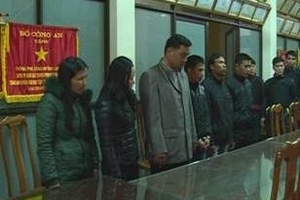 Cô giáo cũng ngồi chiếu bạc