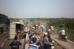 Xe chở 5 tấn phế liệu lật trên cầu Phú Mỹ