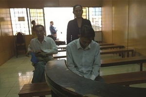 Bắt quả tang vợ cùng người đàn ông khác đi ra từ khách sạn