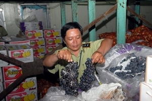 Phát hiện hàng chục tấn trái cây, nước ép quả không nhãn mác