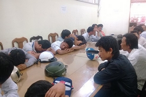 Đột kích trường gà giữa đầm tôm, bắt hàng chục con bạc