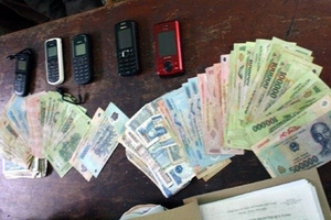 Phá sới bạc trong trại chăn nuôi, thu giữ súng quân dụng