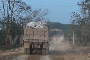 Quảng Bình: Xe chở ximăng "băm nát" đường, hủy hoại môi trường