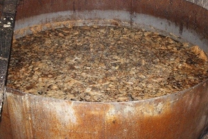 “Đột kích” cơ sở sản xuất dầu ăn siêu bẩn ở Hà Nội