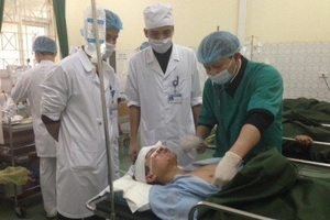 Thanh Hóa: Xe khách "va" xe kéo thiết bị quân sự, 9 người thương vong