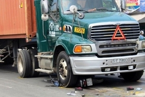 Xe kéo cán ba mẹ con, bé trai 3 tuổi tử vong tại chỗ