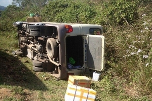 Dùng búa đập cửa cứu người trên xe khách bị lật xuống mương