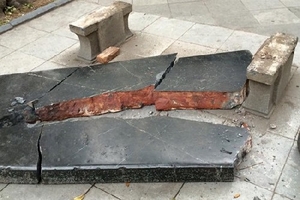 Ghế đá trăm tuổi "độc nhất vô nhị" ở Hà Nội bị phá vỡ