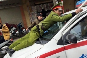 Vụ taxi hất cảnh sát lên nắp ca pô: Tạm giữ hình sự lái xe