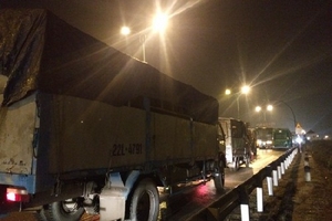 Tắc dài trong đêm, hàng trăm xe "ngủ gật" trên cầu Thăng Long