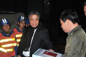 Giám đốc Sở GTVT Hà Nội kiểm tra công trình, chúc Tết công nhân trong đêm