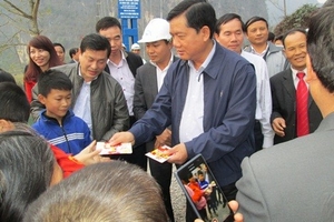 Cuối năm Bộ trưởng Đinh La Thăng đi kiểm tra chất lượng cầu treo