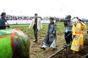 “Vua” xắn quần, lội ruộng đi cày trong lễ hội Tịch Điền