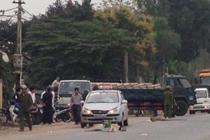 Taxi đâm trực diện, người đi bộ tử vong