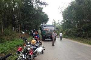 Vượt xe tải cô gái trẻ bị cán nát