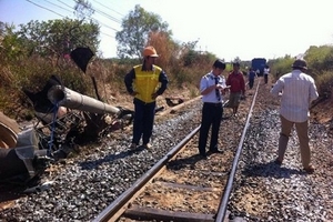 Tàu hỏa đâm máy cày, làm đường sắt Bắc Nam tê liệt nhiều giờ