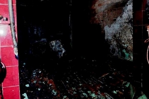 Lửa thiêu rụi nhà trong đêm, 4 người nhảy lầu để thoát thân