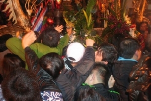 Hỗn loạn cảnh "cướp lộc" ở lễ hội Khai ấn đền Trần