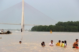 Chết đuối vì tắm sông...lấy may