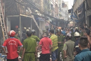 Cửa hàng tạp hóa bốc cháy dữ dội sau tiếng nổ lớn