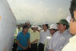 Bộ trưởng Thăng: “Chân đất thì đừng mong đá giải ngoại hạng Anh”