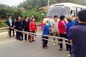 Dân vác tre ra rào đường cao tốc vì...chủ thầu chưa thanh toán tiền