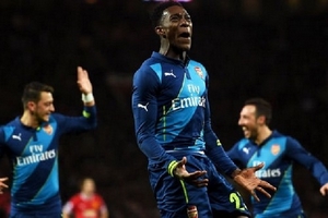 Danny Welbeck được đưa "lên mây" sau khi hạ Manchester United