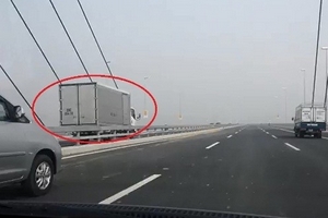 Đi xe ngược chiều trên cầu Nhật Tân bị phạt nguội 1 triệu và tước GPLX 30 ngày