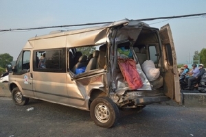 Container húc đuôi xe tải, 2 người thương vong