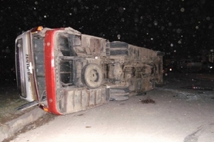 Xe tải đâm xe khách lật ra đường, một tài xế trọng thương