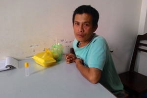 Xích mích chuyện cờ bạc, dùng dao tự chế đâm gục bạn nhậu