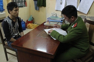 Kẻ làm công nửa đêm dùng dao khống chế, cướp tiền của bà chủ