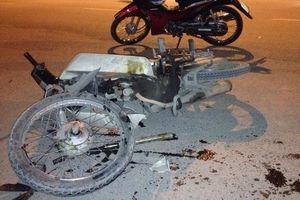 Hà Nội: Xe máy đấu đầu, hai người nhập viện