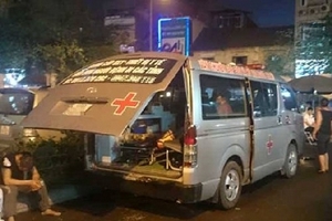 Nhóm lạ mặt chặn xe chở người chết ra khỏi bệnh viện Việt Đức