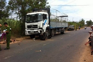 Mất lái đấu đầu xe tải, người điều khiển xe máy tử nạn