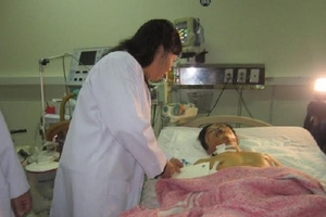 Bộ trưởng Bộ Y tế về thăm các bệnh nhân bị nạn tại Formosa