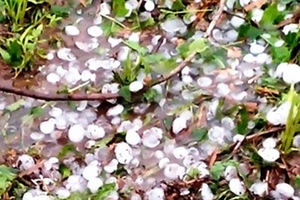 Mưa đá kéo dài, nhiều nhà dân bị hư hỏng nặng