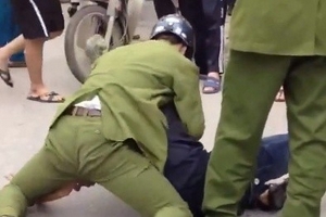 Thượng sĩ công an vật lộn với nam thanh niên giữa phố