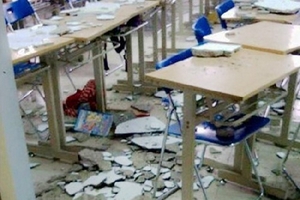 Hà Nội: Sinh viên nhập viện vì vữa trần rơi trúng đầu