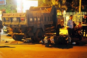 Xe ben mất lái, đâm 3 xe máy và 1 ô tô, 4 người nhập viện