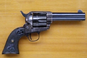 Bắn trọng thương người cùng địa phương bằng súng tự chế